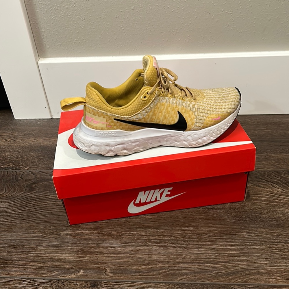 Women’s Nike court royale